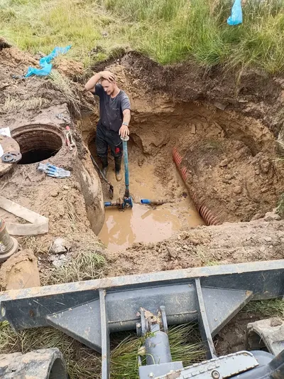 Wykop z odsłoniętą siecią wodociągową PE - naprawa mufy Wrocław